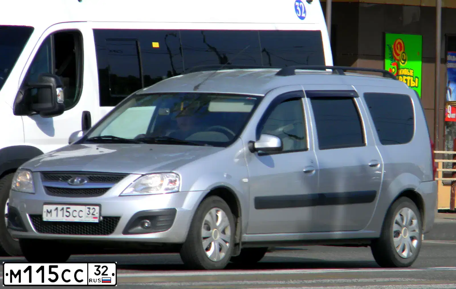 Фото автомобиля LADA LARGUS, 2013 — госномер М115СС32. Цвет: СЕРЕБРИСТЫЙ