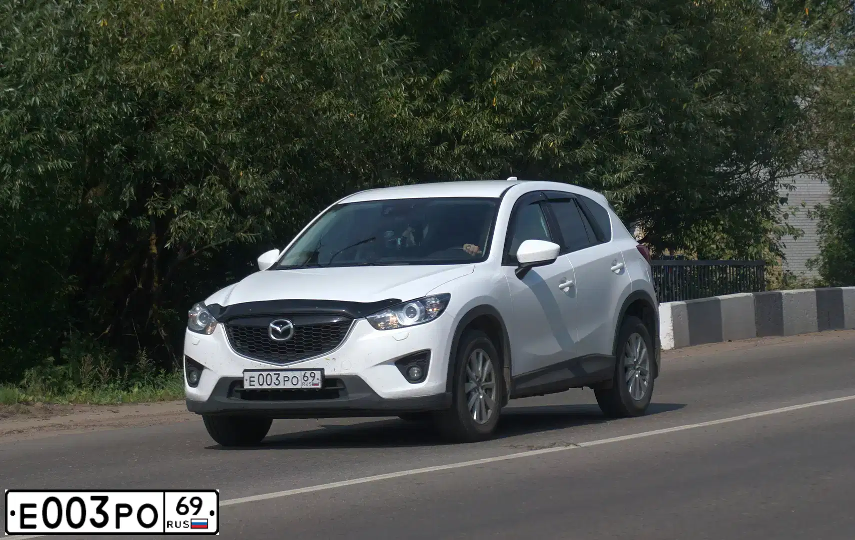 Фото автомобиля MAZDA CX-5, 2013 — госномер Е003РО69. Цвет: БЕЛЫЙ ПЕРЛАМУТР