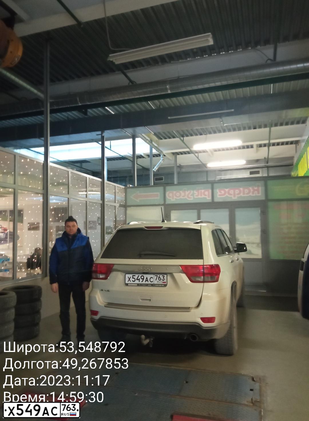Фото автомобиля JEEP GRAND CHEROKEE, 2012 — госномер Х549АС763. Цвет: Белый