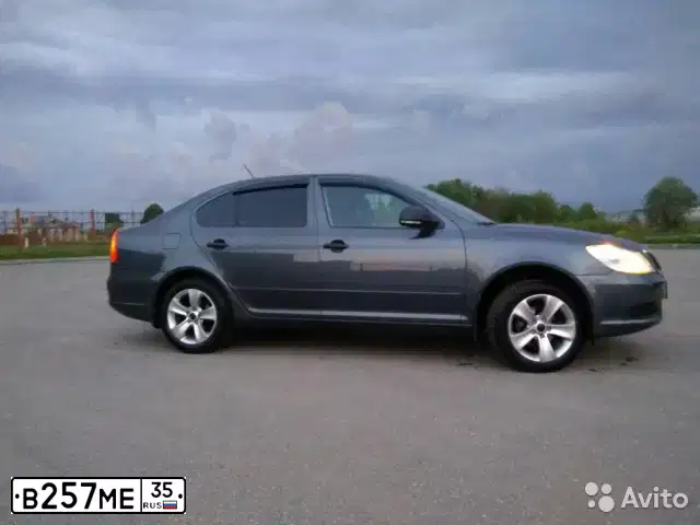 Фото автомобиля SKODA OCTAVIA, 2011 — госномер К575ОО35. Цвет: ТЕМНО-СЕРЫЙ