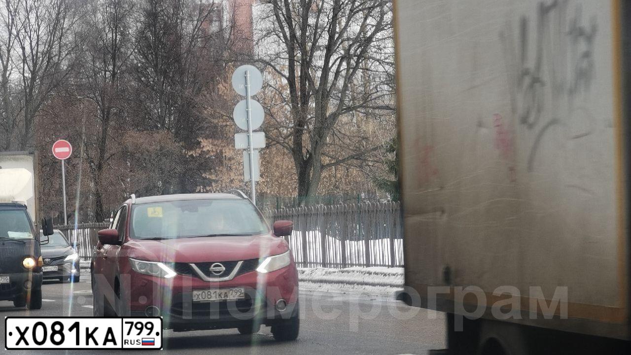 Фото автомобиля NISSAN QASHQAI, 2018 — госномер Х081КА799. Цвет: Красный