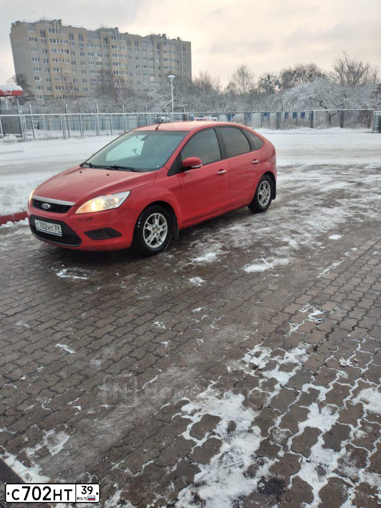 Фото автомобиля FORD FOCUS, 2010 — госномер С702НТ39. Цвет: КРАСНЫЙ