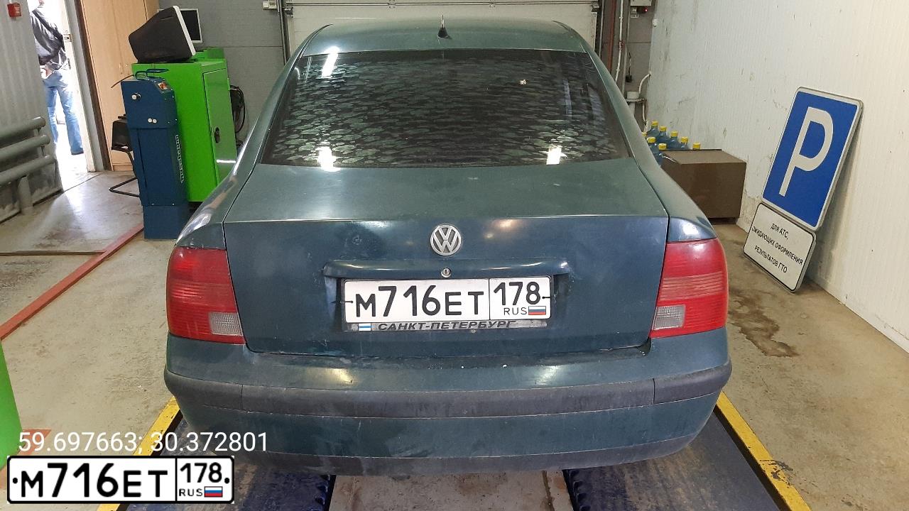 Фото автомобиля VOLKSWAGEN PASSAT, 1998 — госномер У999ЕЕ78. Цвет: ЗЕЛЕНЫЙ
