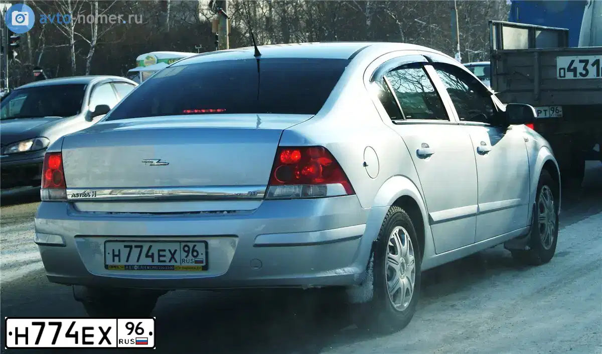 Фото автомобиля OPEL ASTRA, 2008 — госномер Н774ЕХ96. Цвет: СВЕТЛО-СЕРЫЙ