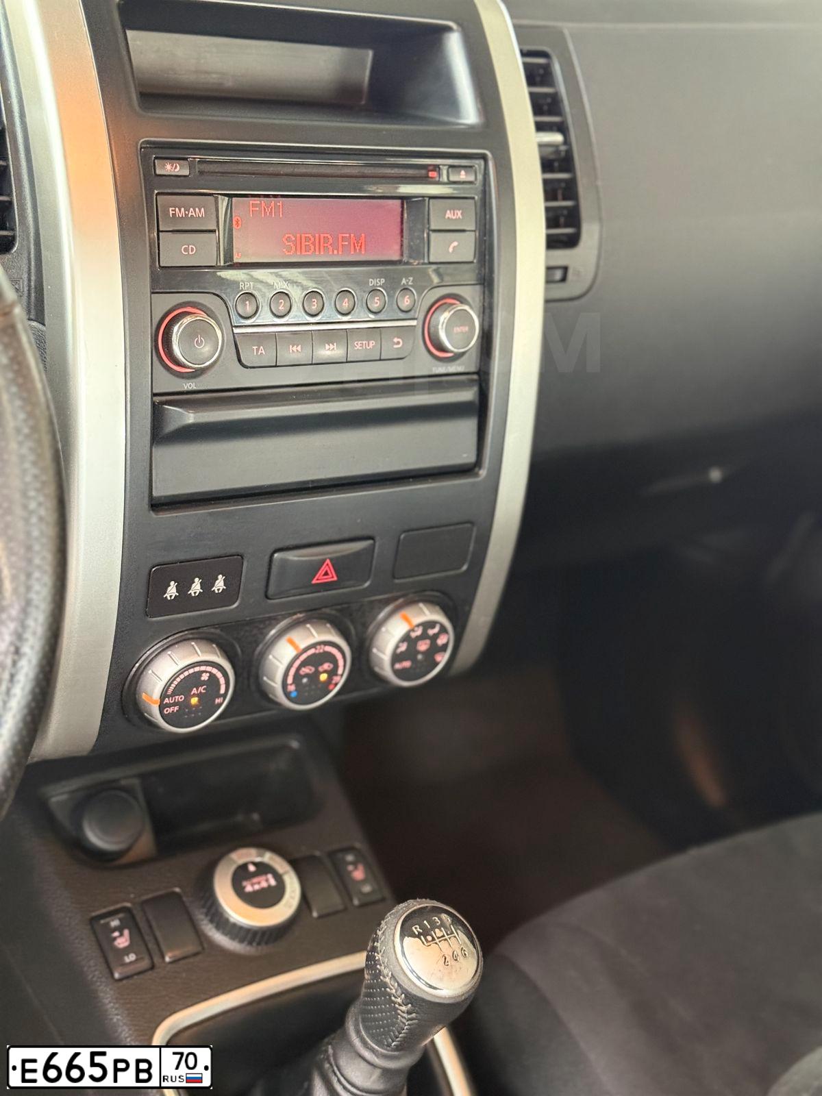 Фото автомобиля NISSAN X-TRAIL, 2013 — госномер Е665РВ70. Цвет: СЕРЕБРИСТЫЙ