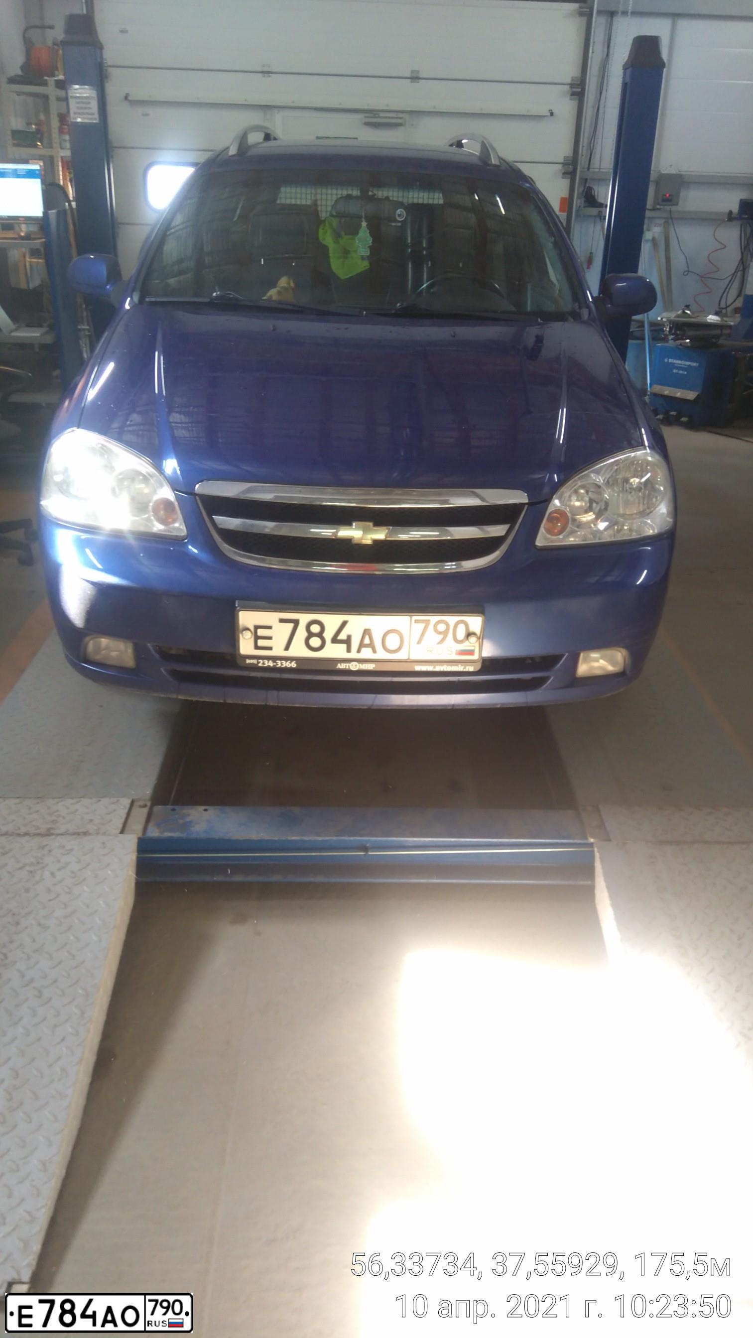 Фото автомобиля CHEVROLET LACETTI, 2007 — госномер Е784АО790. Цвет: синий