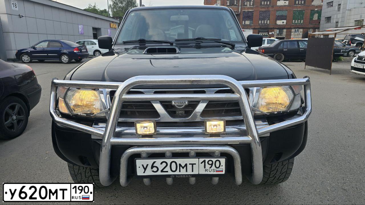 Фото автомобиля NISSAN PATROL, 2002 — госномер У620МТ190. Цвет: ЧЕРНЫЙ