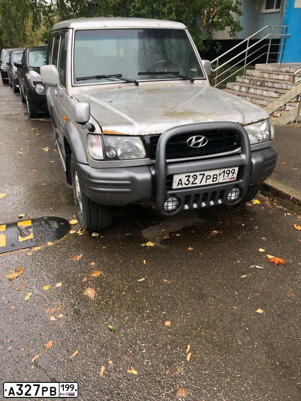 Фото автомобиля HYUNDAI GALLOPER, 2001 — госномер А327РВ199. Цвет: СЕРЫЙ