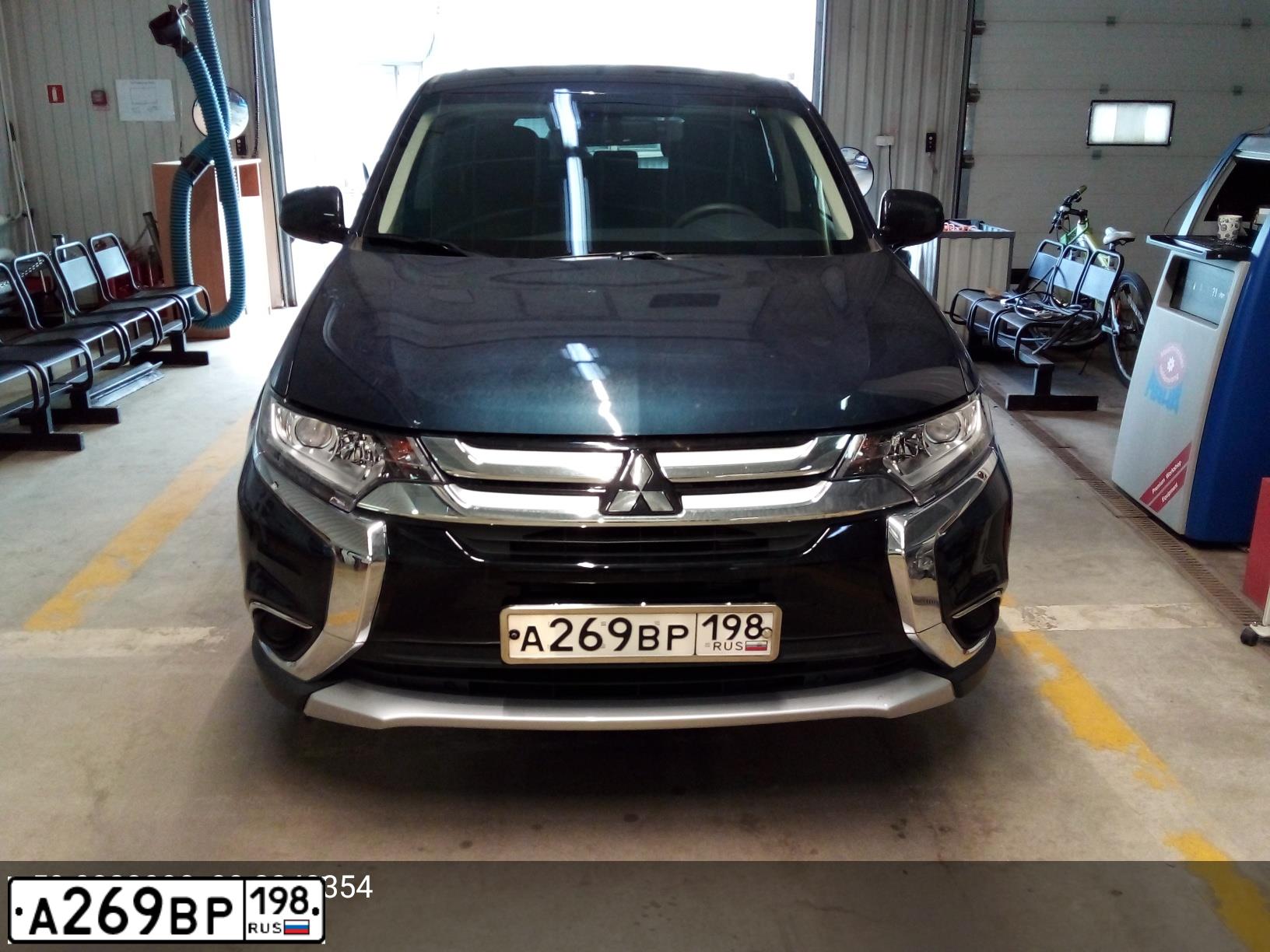 Фото автомобиля MITSUBISHI OUTLANDER, 2017 — госномер А269ВР198. Цвет: ТЕМНО-СИНИЙ