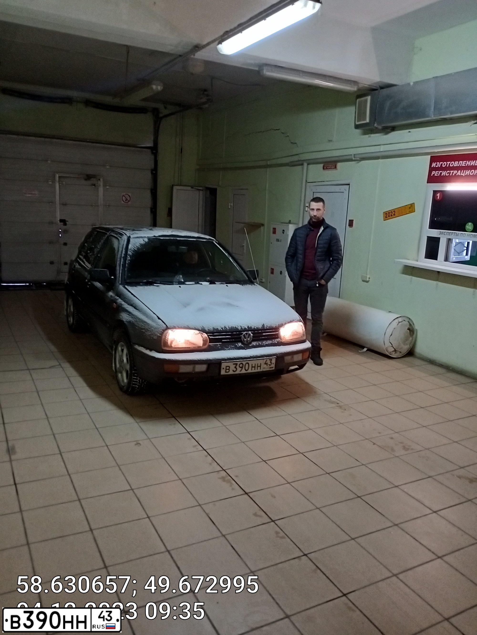Фото автомобиля VOLKSWAGEN GOLF, 1985 — госномер К541АУ18. Цвет: Серебристый