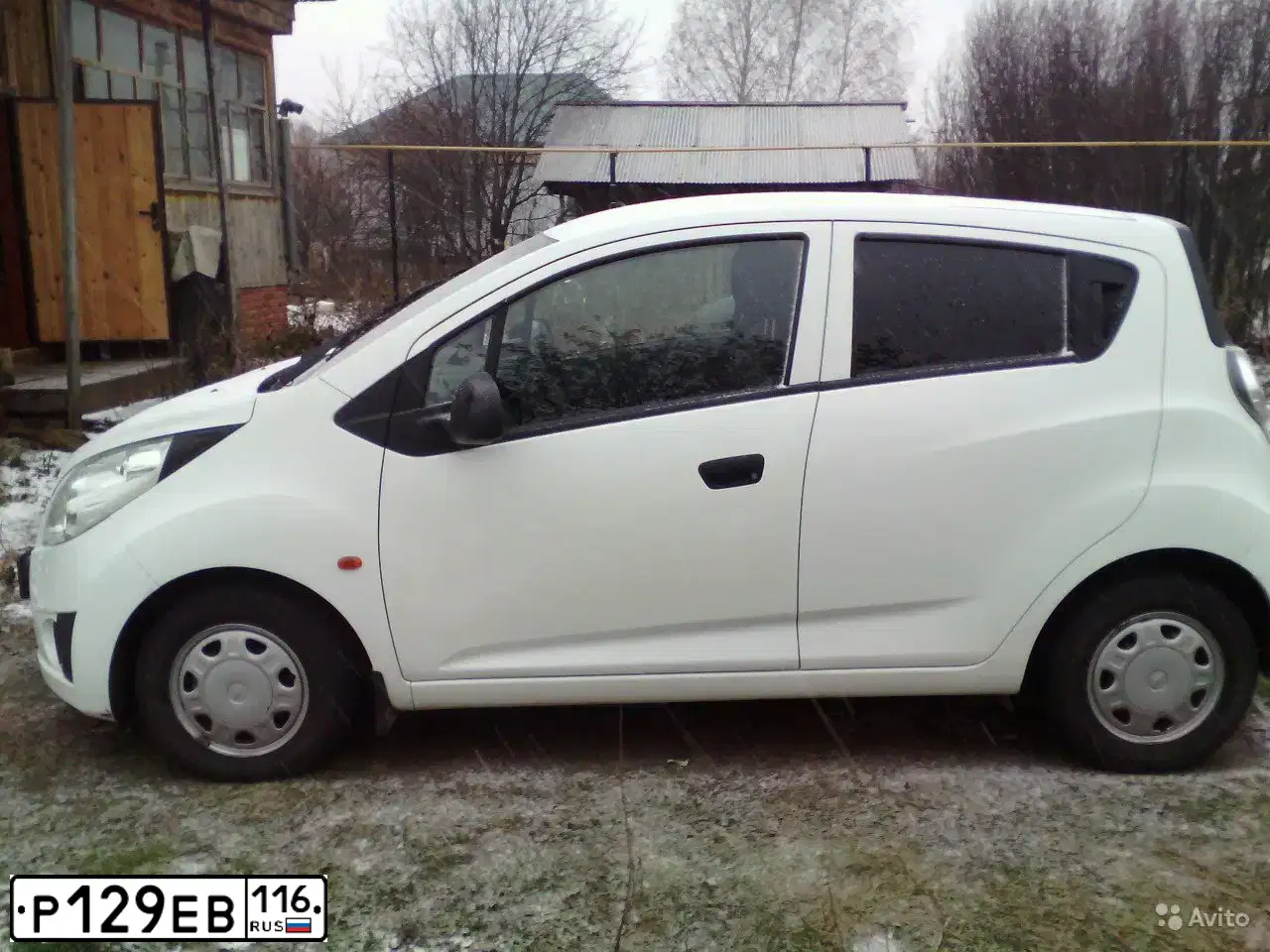 Фото автомобиля CHEVROLET SPARK, 2011 — госномер А535ХР21. Цвет: БЕЛЫЙ