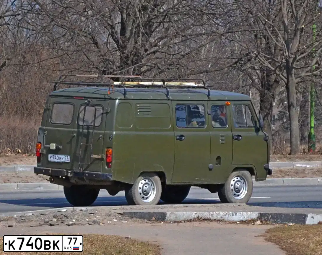 Фото автомобиля UAZ 3741, 2012 — госномер Е974РС750. Цвет: ЗЕЛЕНЫЙ ТЕМНЫЙ