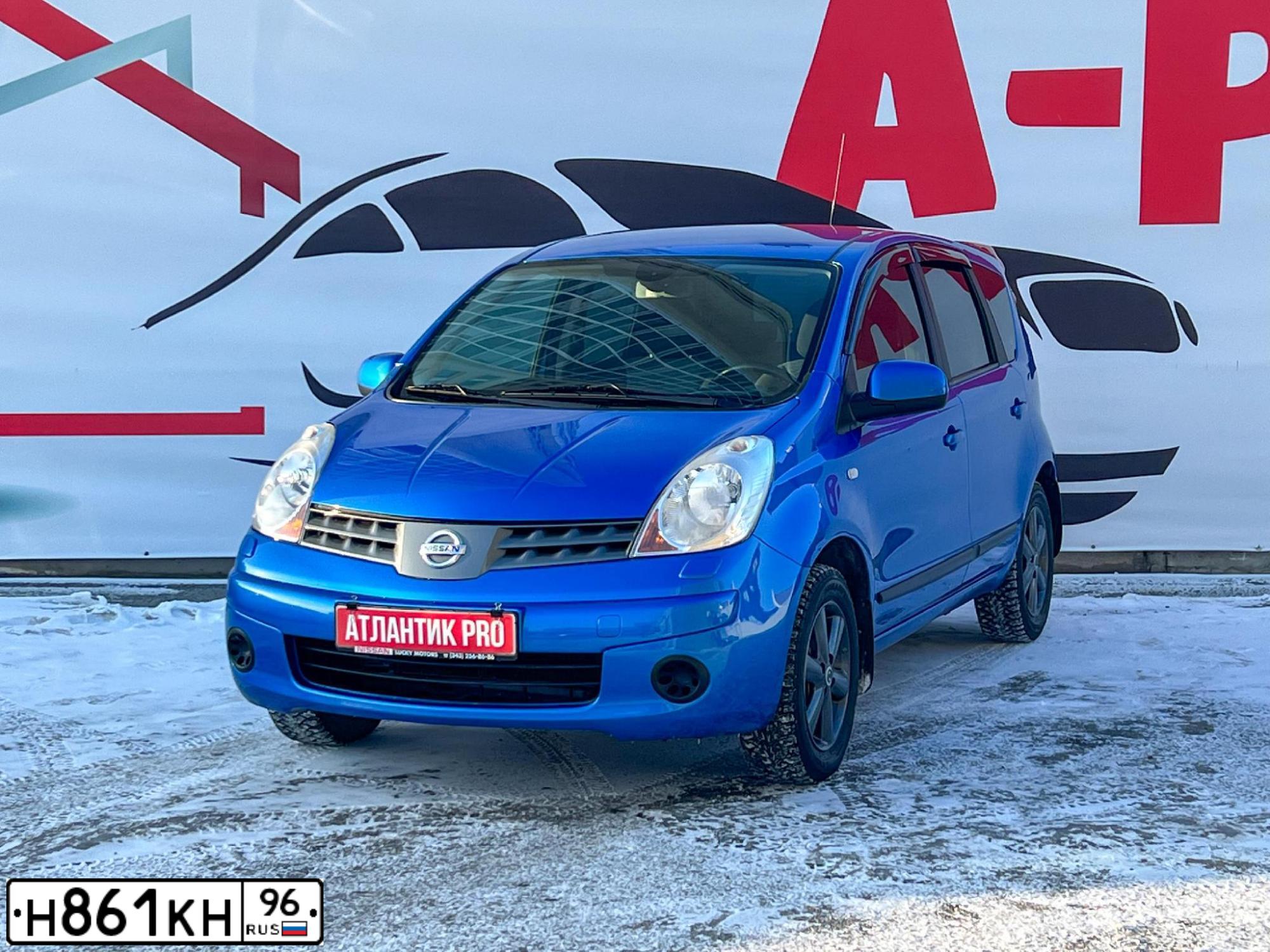 Фото автомобиля NISSAN NOTE, 2008 — госномер Р982АУ196. Цвет: ЯРКО-СИНИЙ