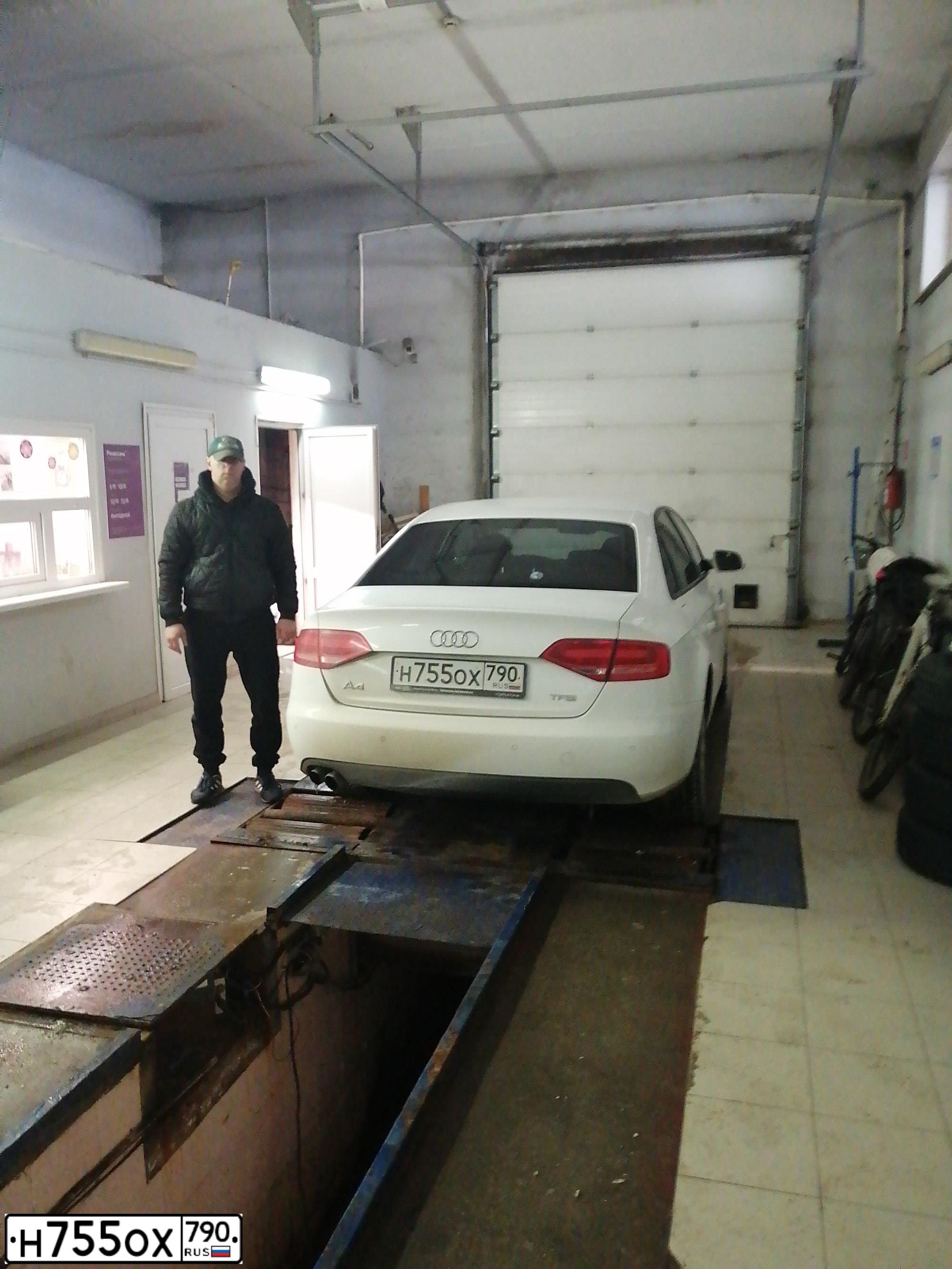 Фото автомобиля AUDI A4, 2010 — госномер А796ХВ33. Цвет: Белый