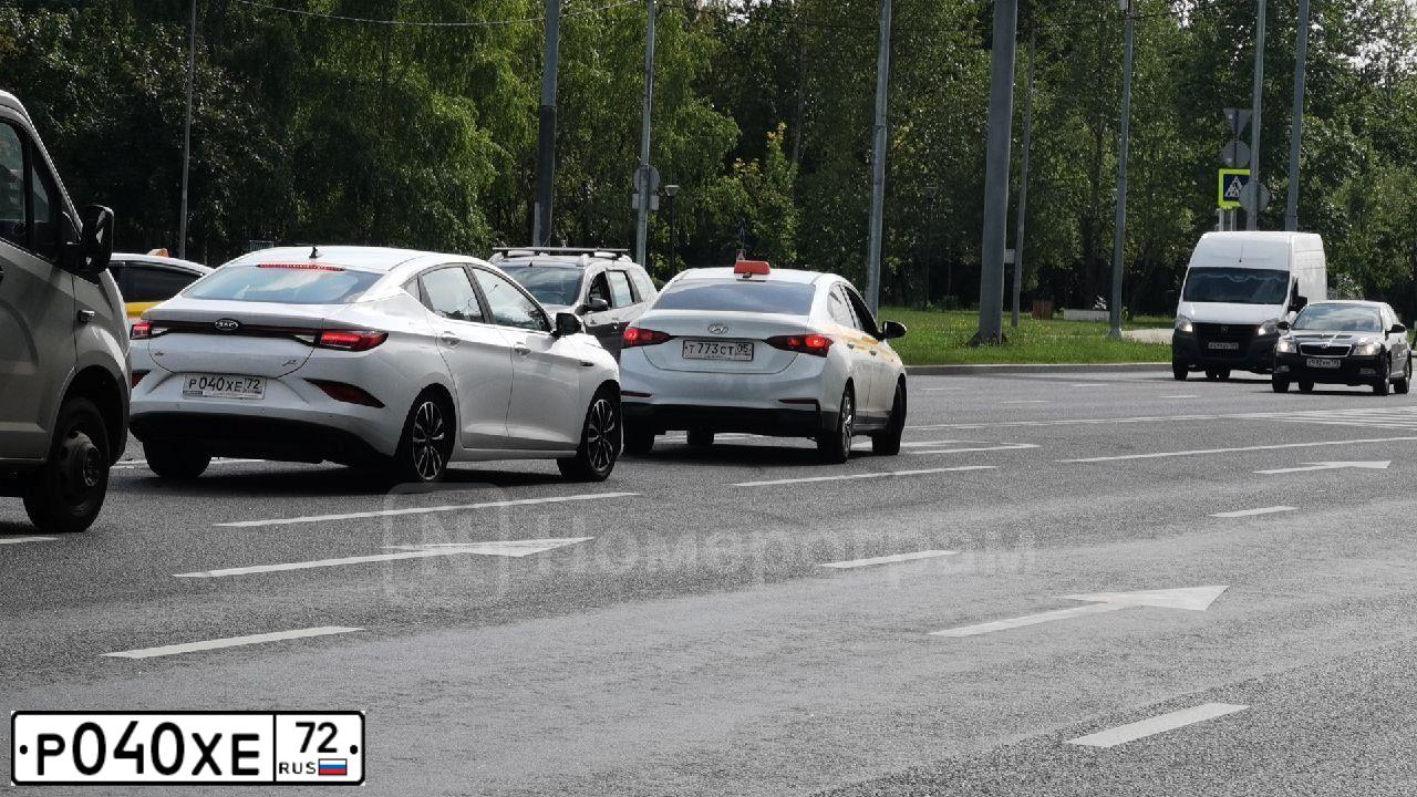 Фото автомобиля JAC J7, 2023 — госномер Р040ХЕ72. Цвет: Белый