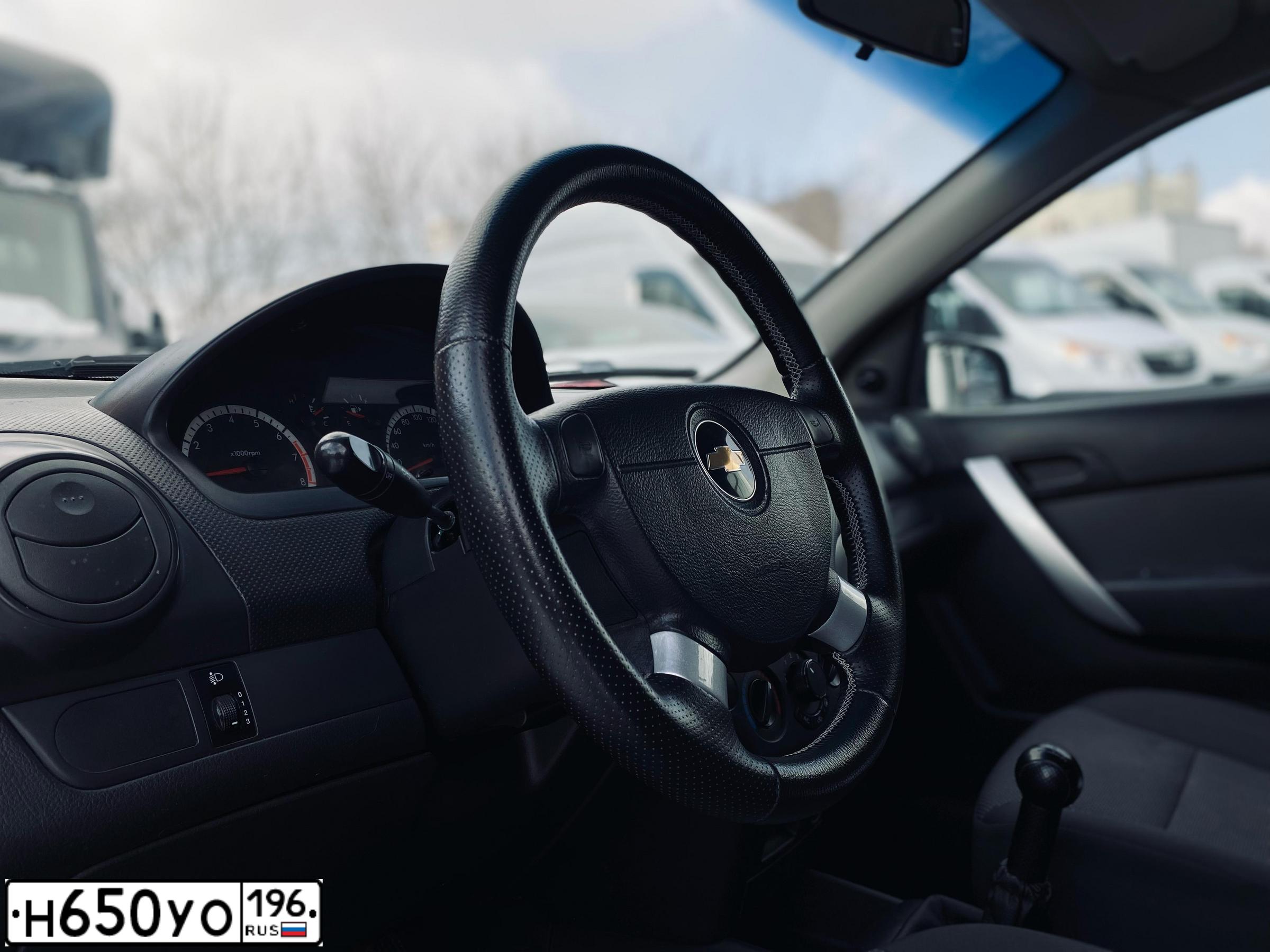 Фото автомобиля CHEVROLET AVEO, 2011 — госномер Х101НЕ196. Цвет: СЕРЫЙ