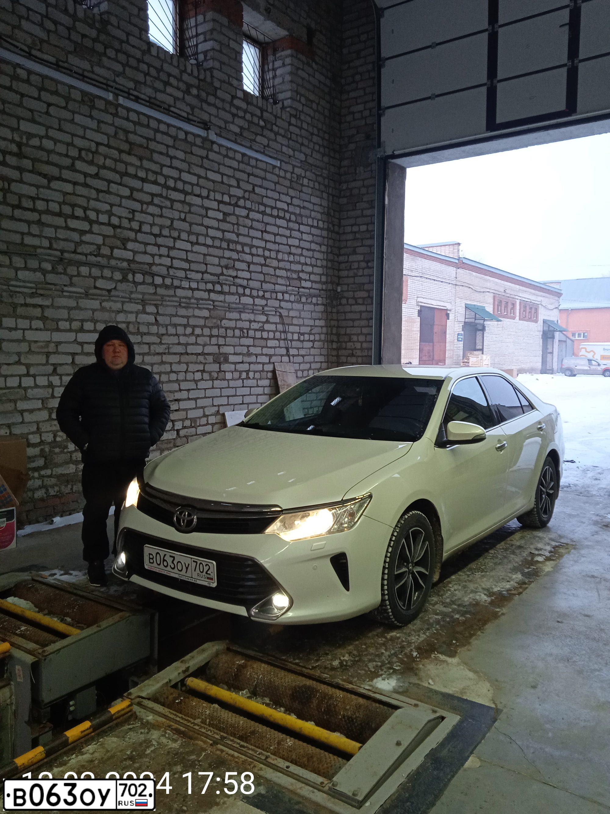 Фото автомобиля TOYOTA CAMRY, 2016 — госномер В063ОУ702. Цвет: БЕЛЫЙ ПЕРЛАМУТР