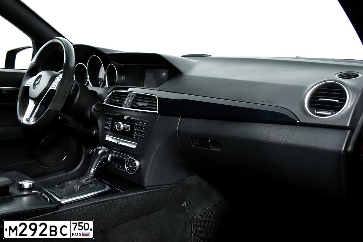 Фото автомобиля MERCEDES C-KLASSE, 2019 — госномер Т155ОР799. Цвет: ЧЕРНЫЙ