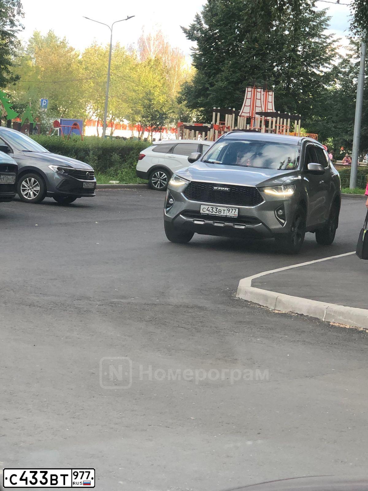Фото автомобиля HAVAL F7, 2019 — госномер С433ВТ977. Цвет: СЕРЫЙ
