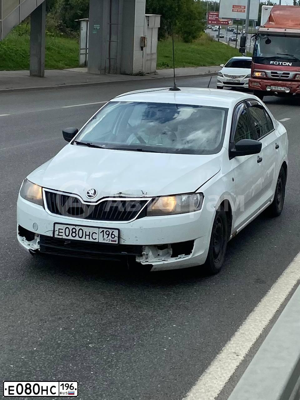 Фото автомобиля SKODA RAPID, 2016 — госномер Е080НС196. Цвет: Белый