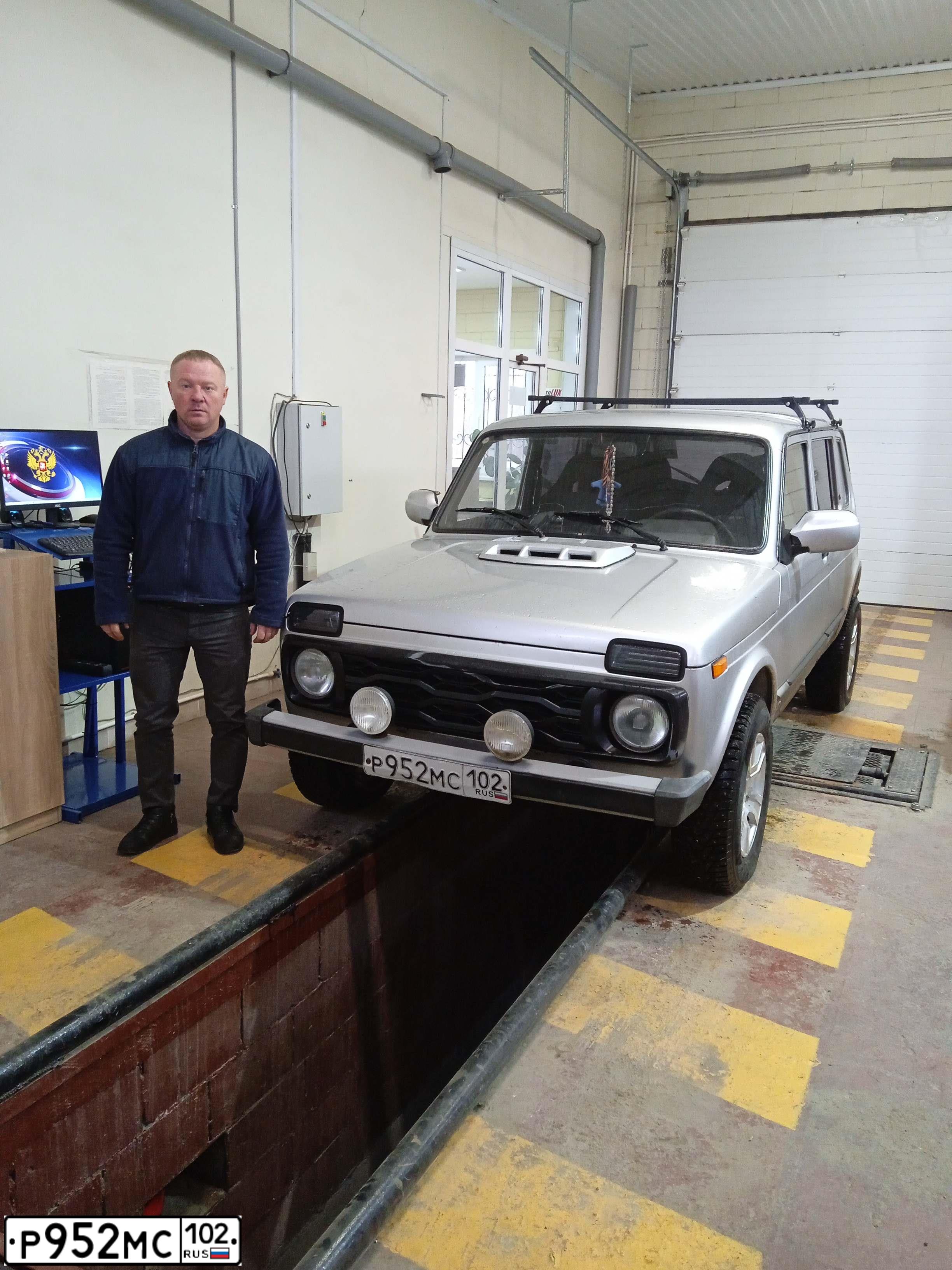 Фото автомобиля LADA 2131 NIVA, 2013 — госномер Р952МС102. Цвет: СВЕТЛО-СЕРЕБ МЕТАЛЛ