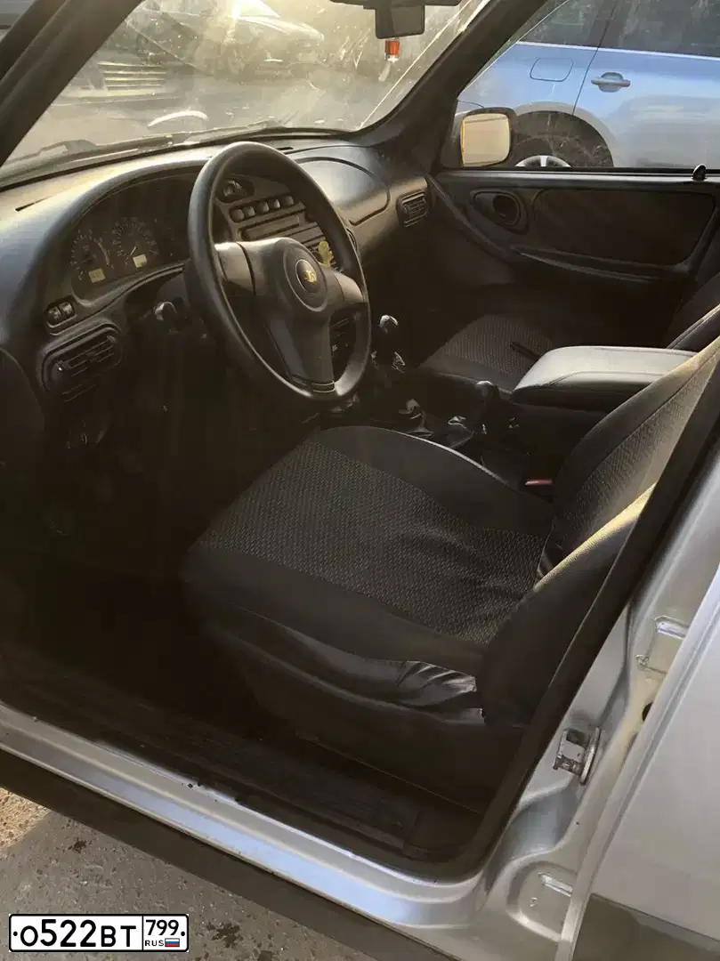 Фото автомобиля CHEVROLET NIVA, 2010 — госномер К859НЕ126. Цвет: Светло-Серебристый металлик