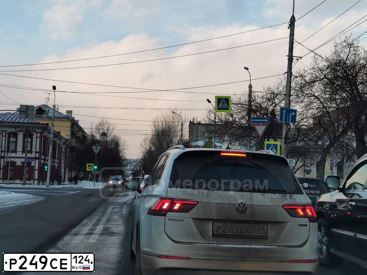 Фото автомобиля VOLKSWAGEN TIGUAN, 2020 — госномер С456СР124. Цвет: Белый