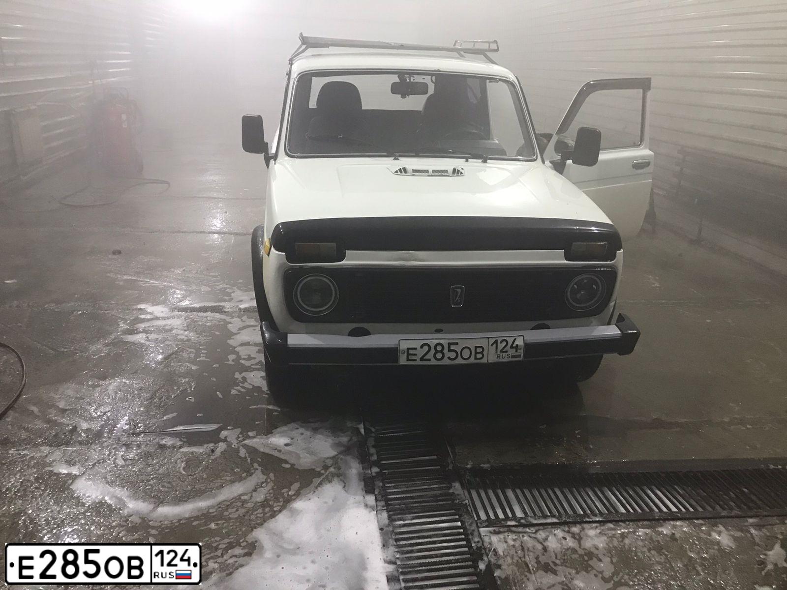 Фото автомобиля LADA 2121 NIVA, 1997 — госномер Е285ОВ124. Цвет: Белый
