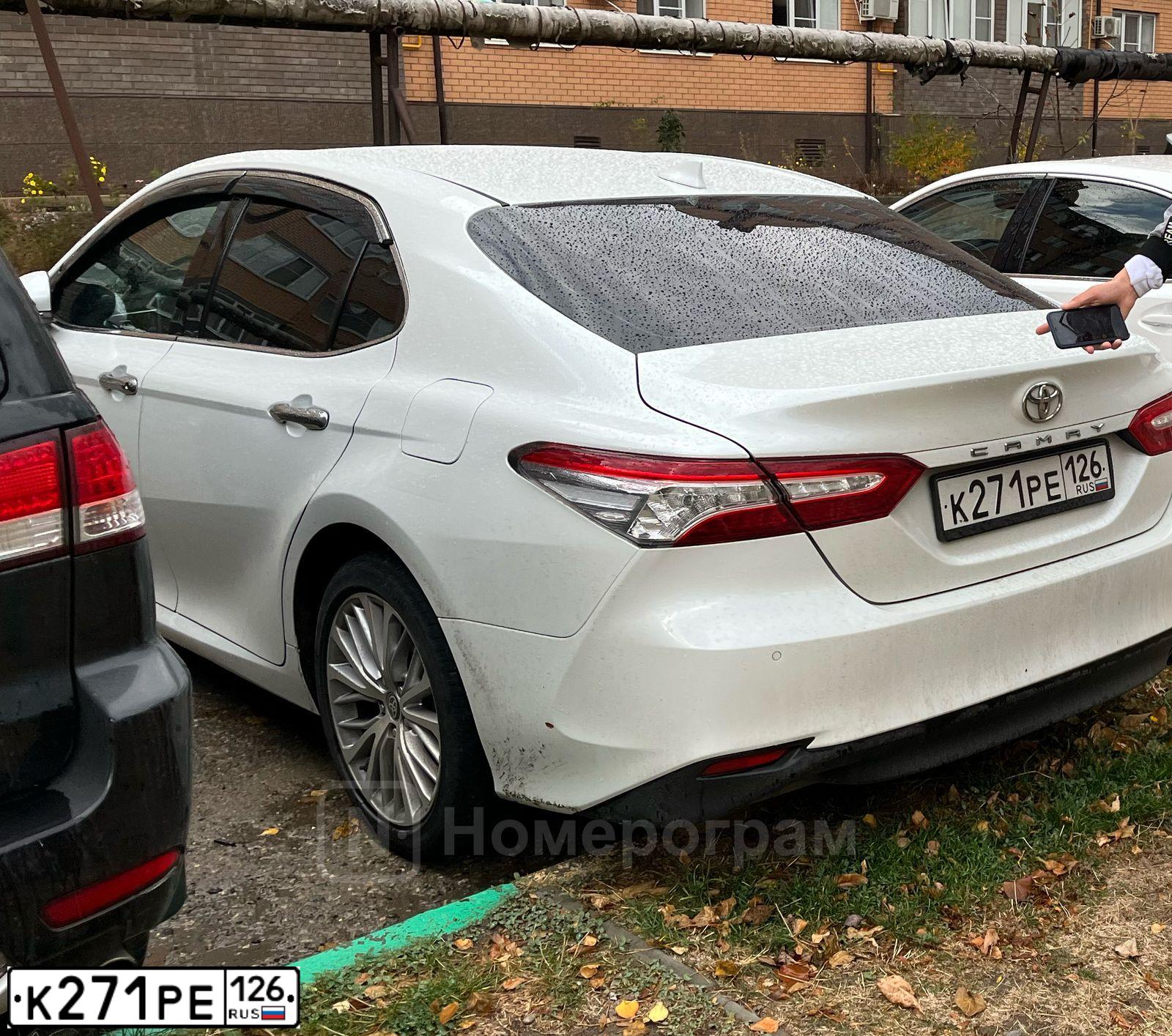 Фото автомобиля TOYOTA CAMRY, 2020 — госномер Е007ХС126. Цвет: Белый