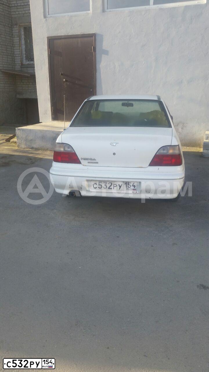 Фото автомобиля DAEWOO NEXIA, 1999 — госномер С532РУ154. Цвет: Белый