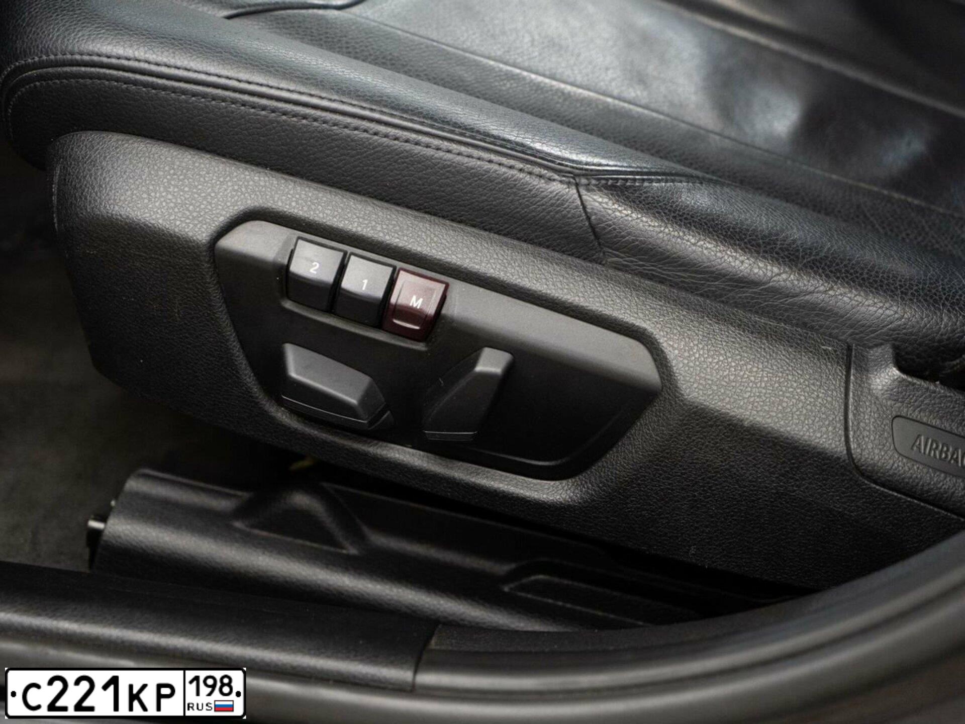 Фото автомобиля BMW SERIE 3, 2012 — госномер М952ММ98. Цвет: Коричневый