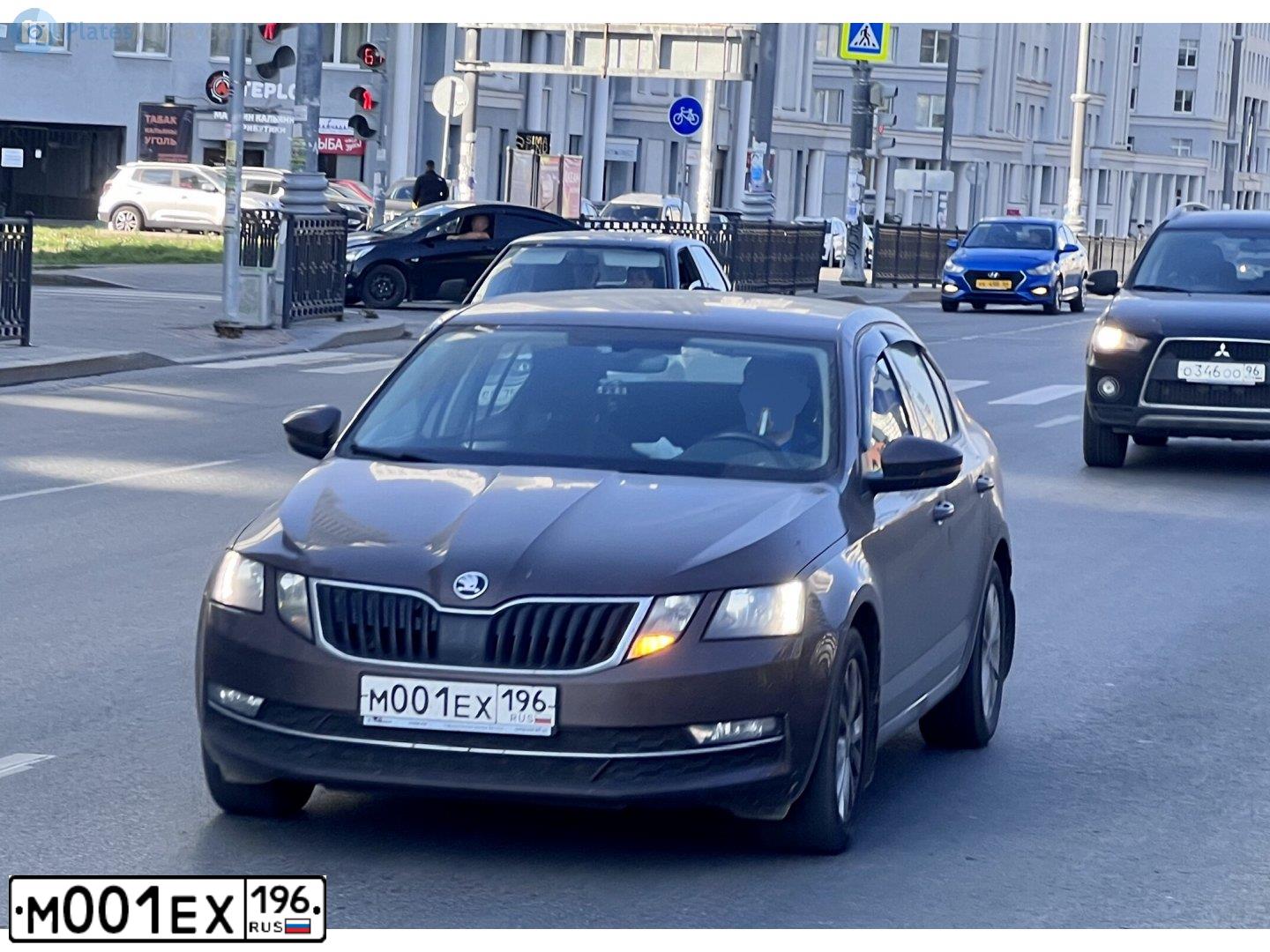 Фото автомобиля SKODA OCTAVIA, 2018 — госномер М001ЕХ196. Цвет: КОРИЧНЕВЫЙ
