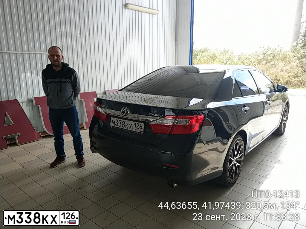 Фото автомобиля TOYOTA CAMRY, 2012 — госномер М338КХ126. Цвет: Темно-серый металлик