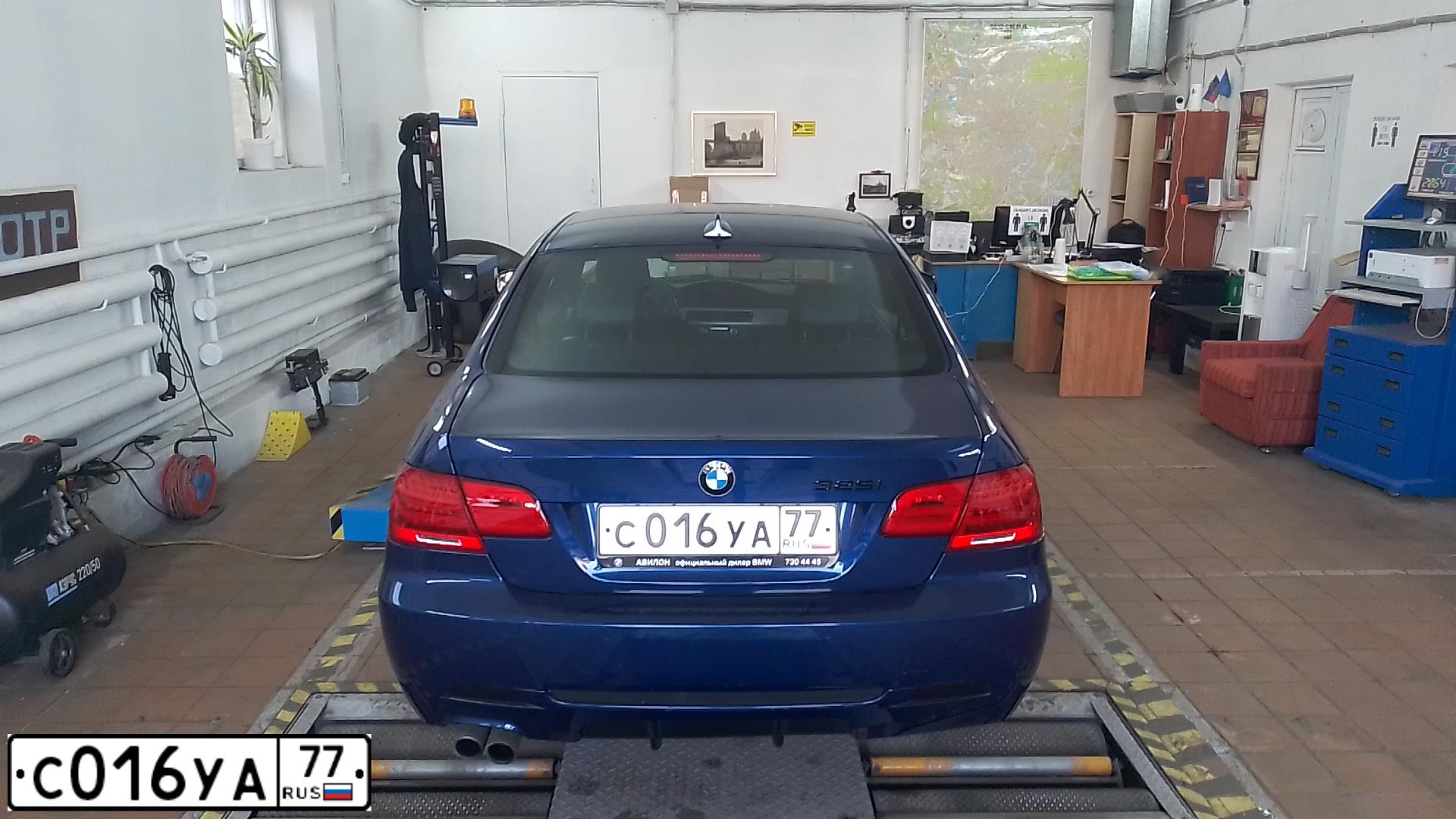 Фото автомобиля BMW SERIE 3, 2012 — госномер С016УА77. Цвет: синий