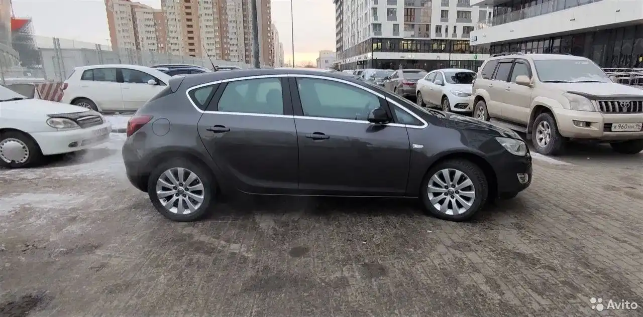 Фото автомобиля OPEL CORSA, 2012 — госномер У229АМ196. Цвет: Белый