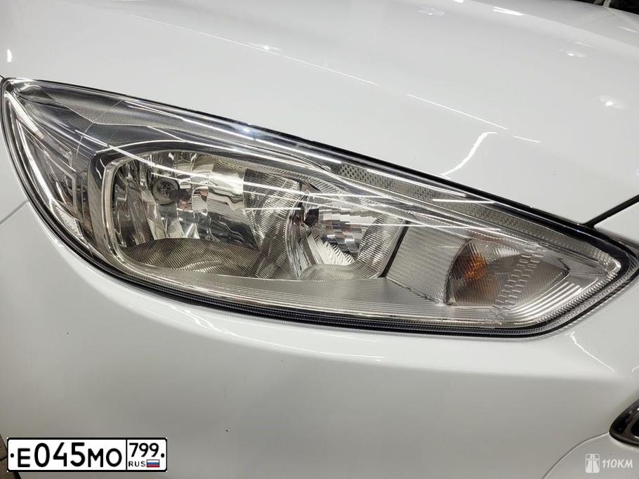 Фото автомобиля FORD FOCUS, 2018 — госномер Е045МО799. Цвет: Белый