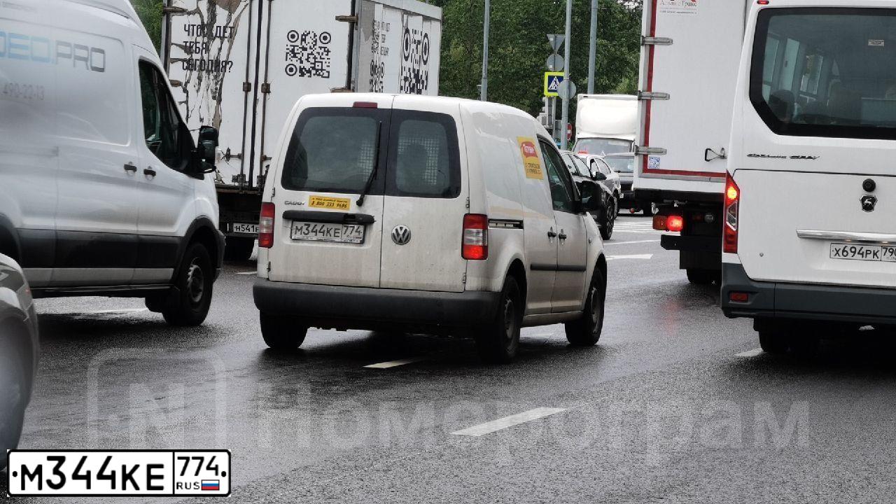 Фото автомобиля VOLKSWAGEN CADDY, 2006 — госномер В783КМ98. Цвет: Белый