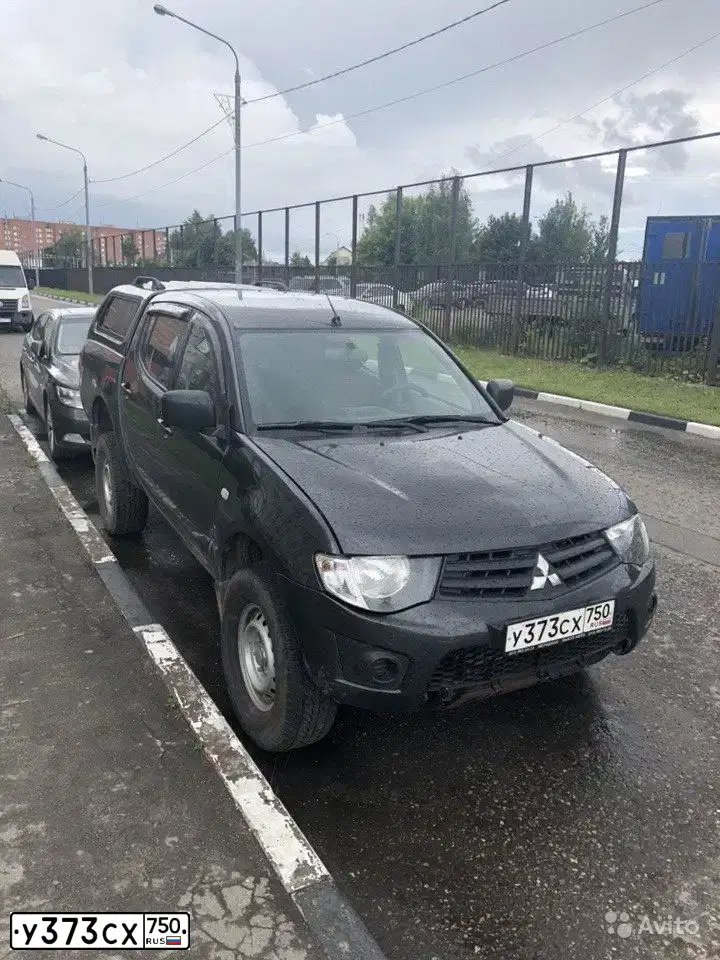 Фото автомобиля MITSUBISHI L 200, 2013 — госномер В833ВС797. Цвет: СЕРЫЙ