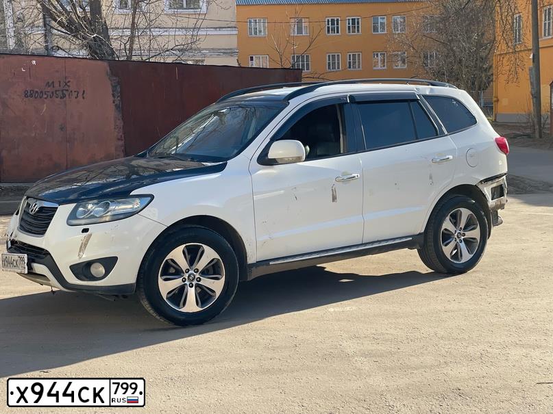 Фото автомобиля HYUNDAI SANTA FE, 2011 — госномер Х944СК799. Цвет: Белый