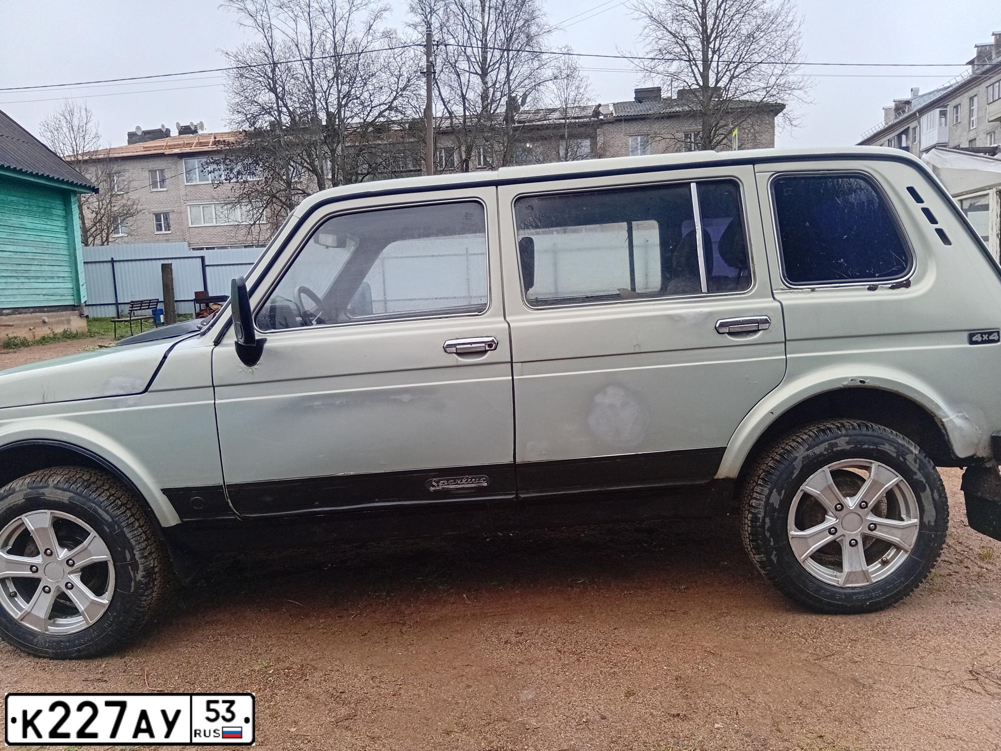Фото автомобиля LADA 2131 NIVA, 2002 — госномер К227АУ53. Цвет: СЕРЕБРИСТО-ЖЕЛТО-ЗЕЛЕНЫЙ