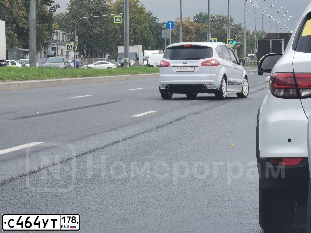 Фото автомобиля FORD S-MAX, 2014 — госномер Е240РО147. Цвет: Белый