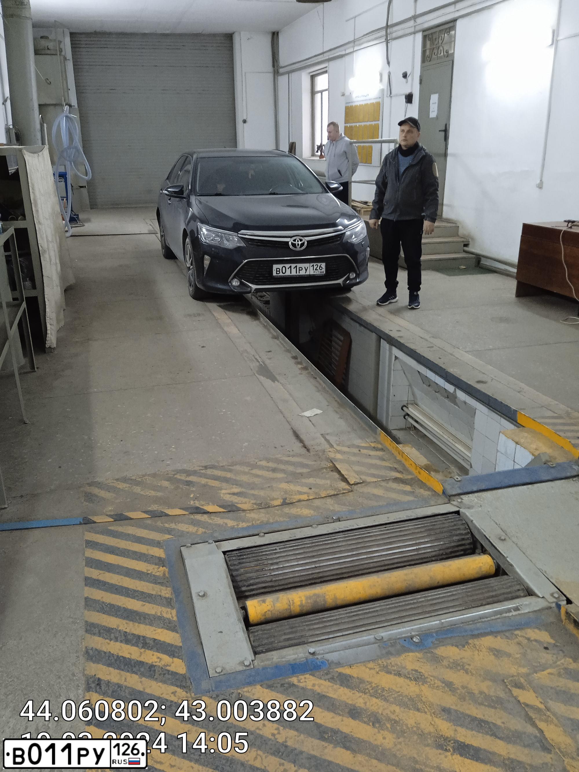 Фото автомобиля TOYOTA CAMRY, 2017 — госномер В011РУ126. Цвет: ЧЕРНЫЙ ПЕРЛАМУТ