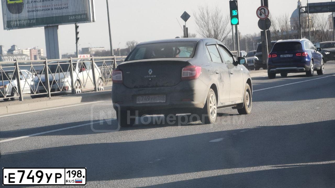 Фото автомобиля RENAULT LOGAN, 2020 — госномер Е749УР198. Цвет: ЧЕРНЫЙ