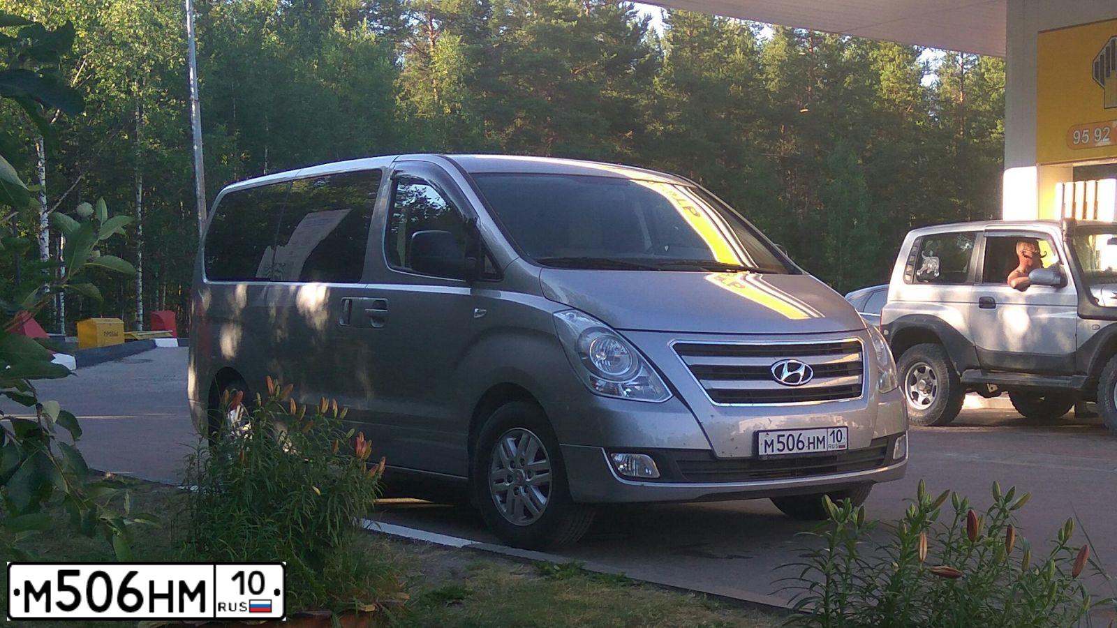 Фото автомобиля HYUNDAI H 1/H 100/STAREX, 2016 — госномер М506НМ10. Цвет: Серый
