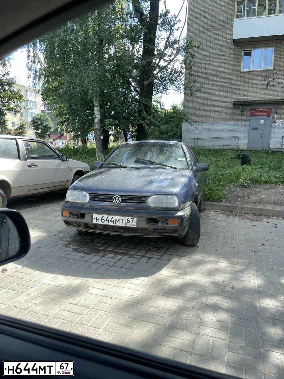 Фото автомобиля VOLKSWAGEN GOLF, 1993 — госномер Н644МТ67. Цвет: ФИОЛЕТОВЫЙ