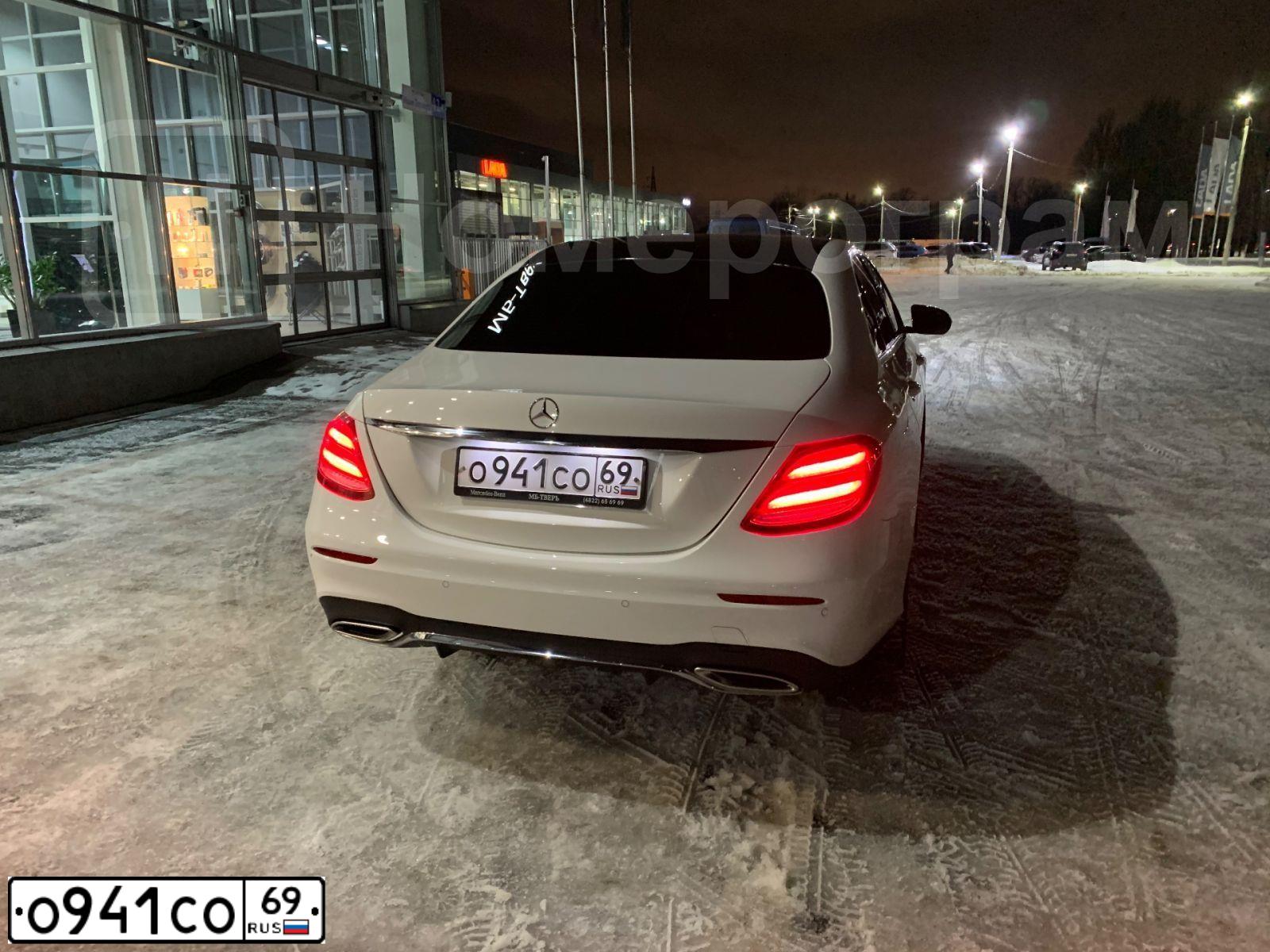 Фото автомобиля MERCEDES E-KLASSE, 2019 — госномер О941СО69. Цвет: Белый