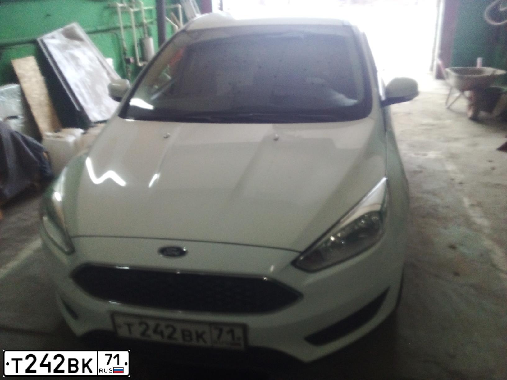 Фото автомобиля FORD FOCUS, 2016 — госномер Т242ВК71. Цвет: БЕЛЫЙ