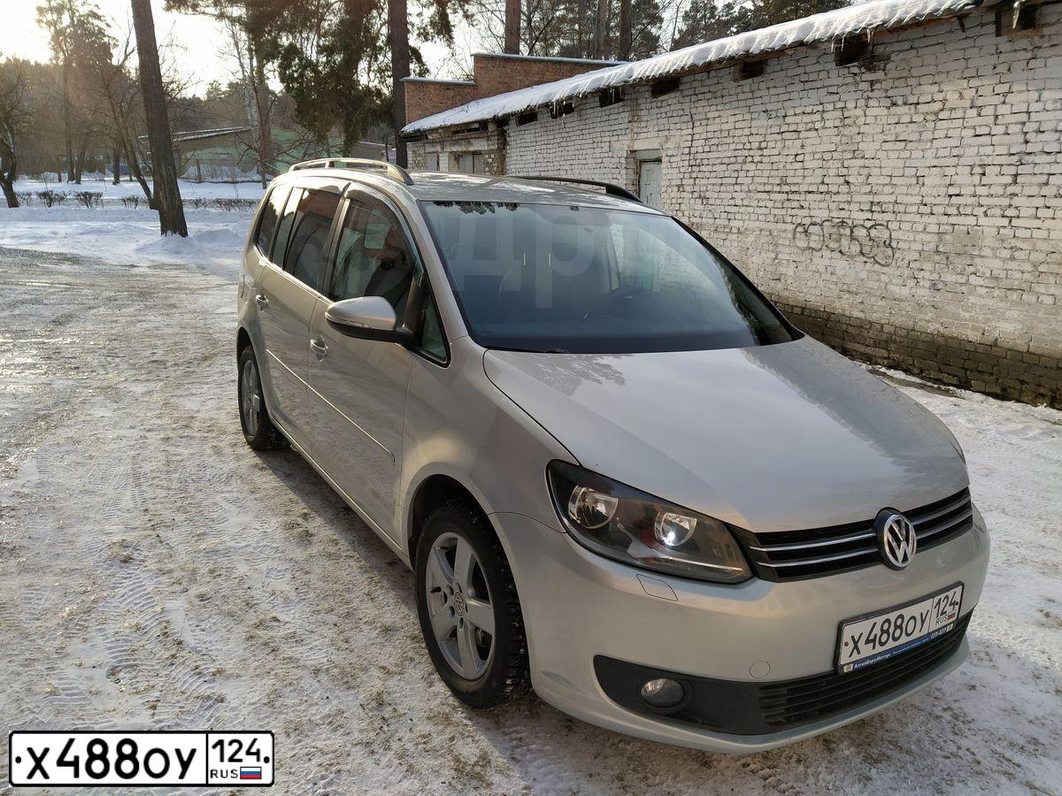 Фото автомобиля VOLKSWAGEN TOURAN, 2012 — госномер Х488ОУ124. Цвет: Серебристо-Желтый