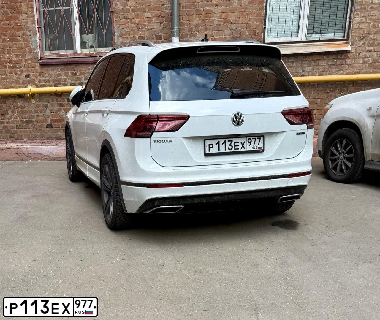 Фото автомобиля VOLKSWAGEN TIGUAN, 2018 — госномер Р113ЕХ977. Цвет: Белый