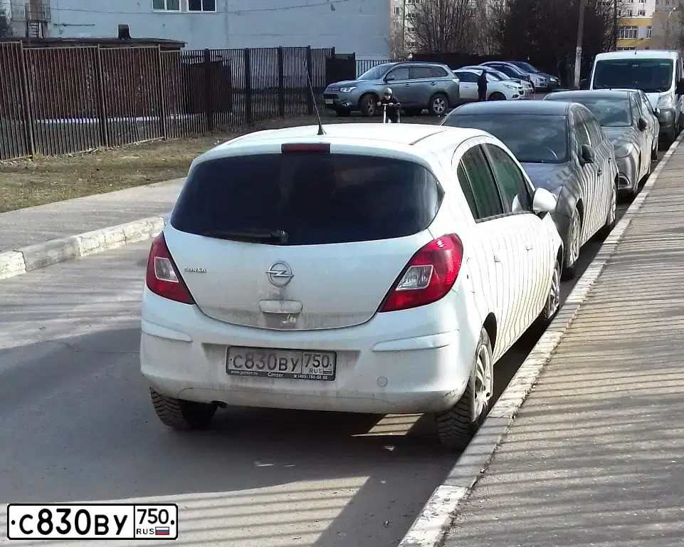 Фото автомобиля OPEL CORSA, 2013 — госномер С830ВУ750. Цвет: БЕЛЫЙ